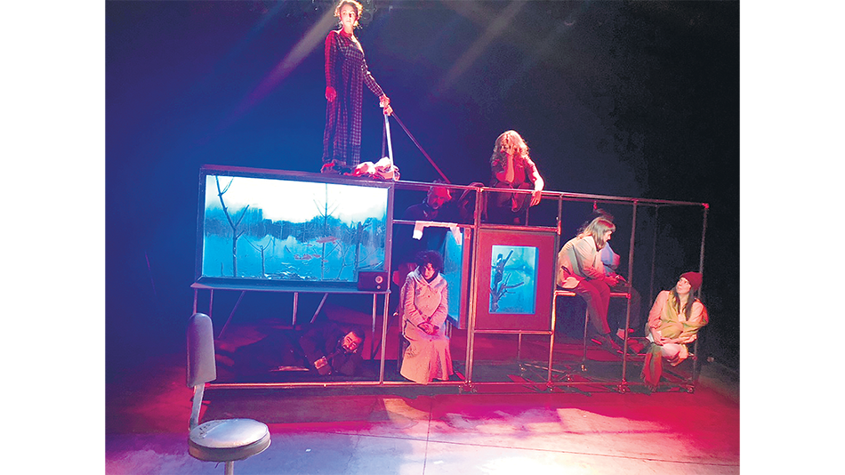 Turma combina un registro surrealista con situaciones cotidianas.