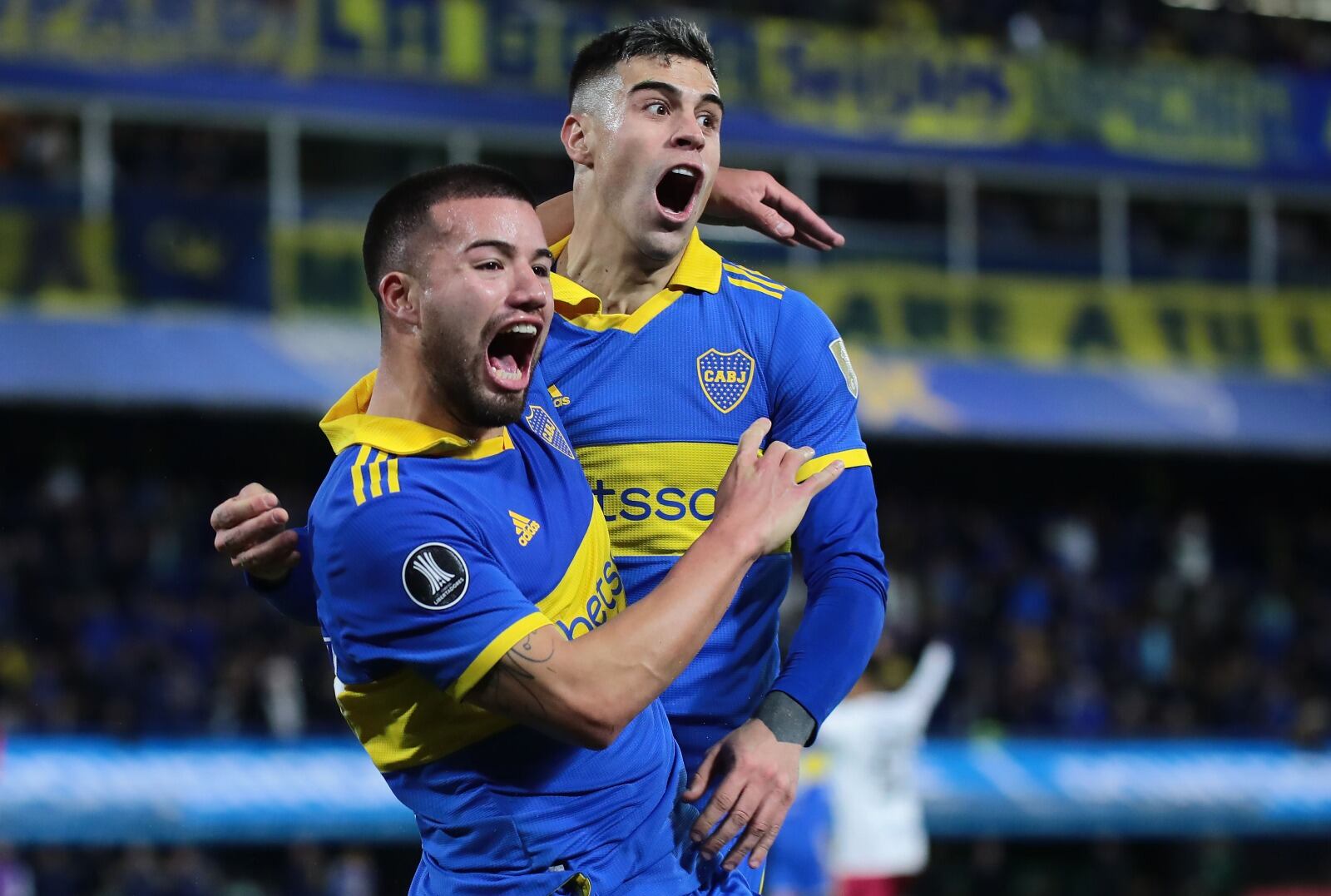 Weigandt y Payero festejan el primer gol de Boca 