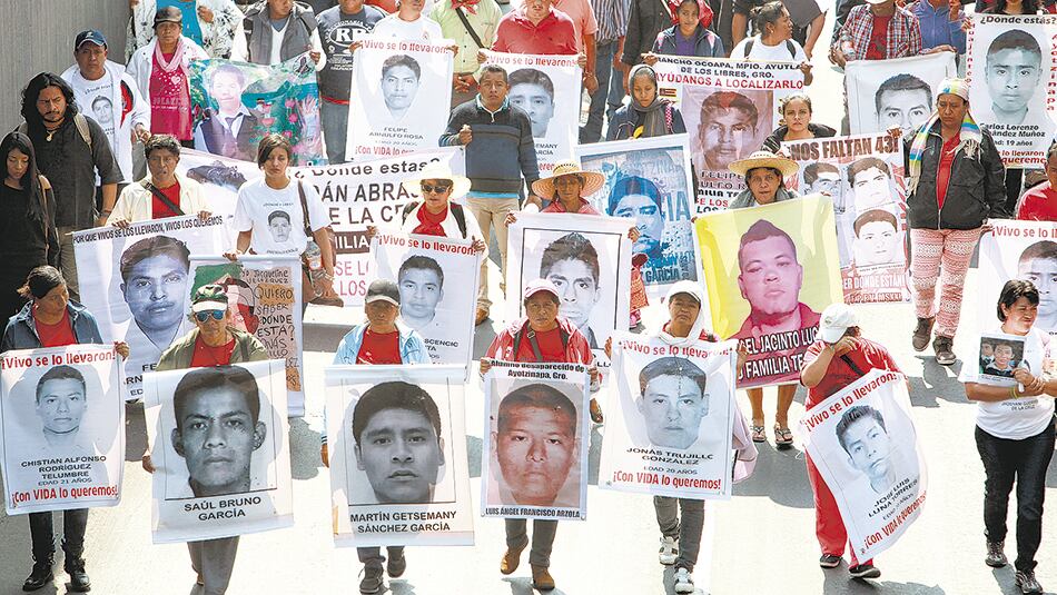 “¡Vivos se los llevaron, vivos los queremos!”, reclaman los familiares de los 43 normalistas.