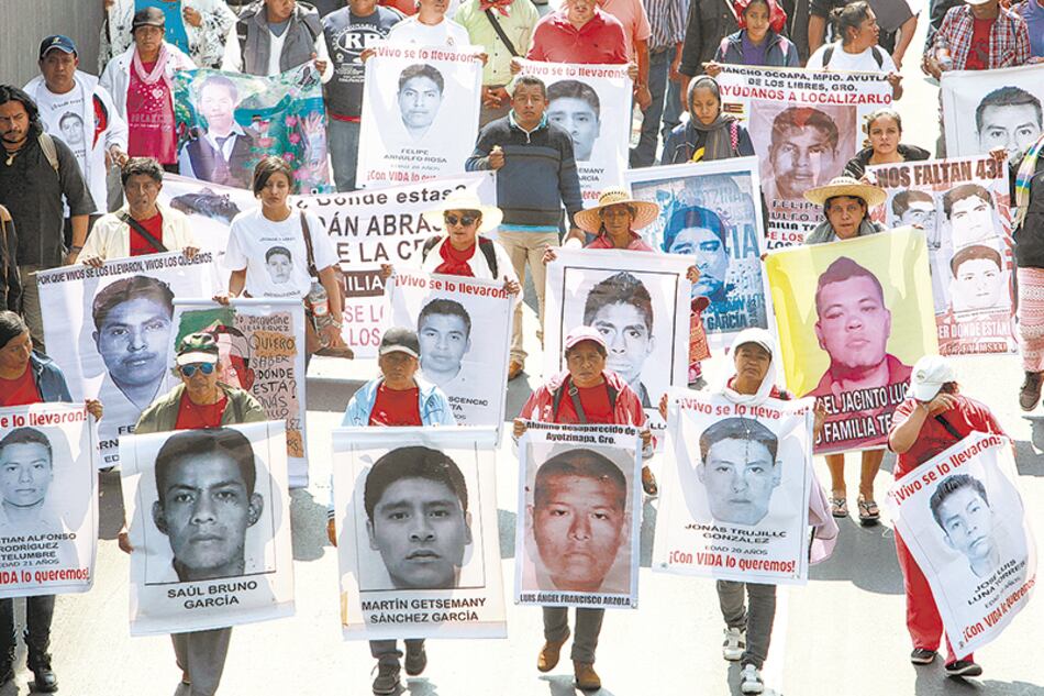 “¡Vivos se los llevaron, vivos los queremos!”, reclaman los familiares de los 43 normalistas.