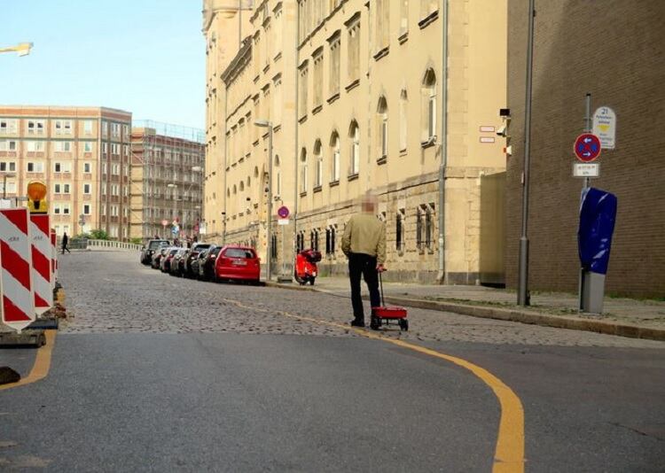 Weckert, con su carrito cargado de teléfonos: enloqueció Google Maps en Berlín. 