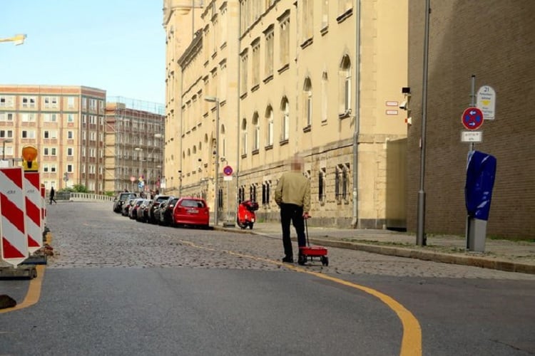 Weckert, con su carrito cargado de teléfonos: enloqueció Google Maps en Berlín.