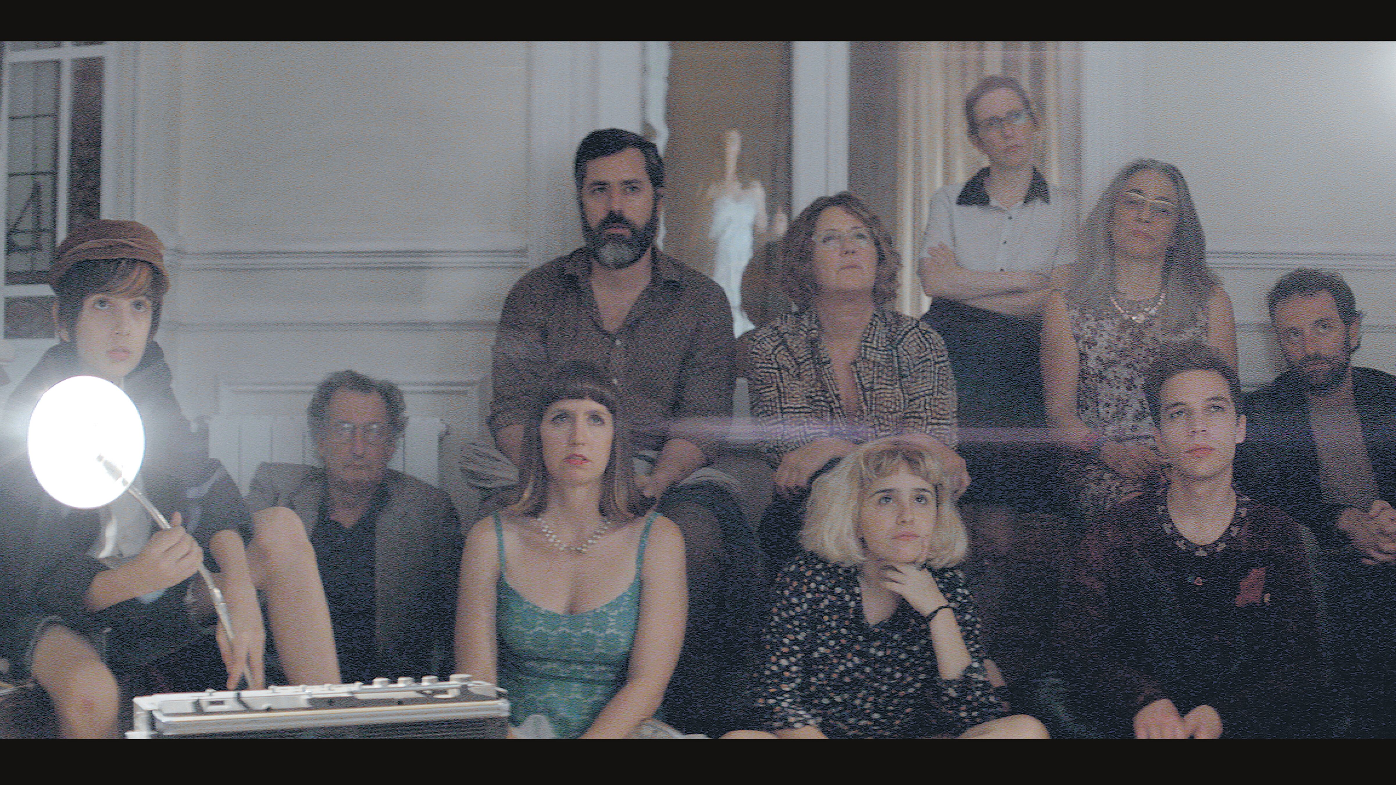 En Adiós entusiasmo no se sabe por qué la madre está encerrada y tampoco hay forma de presumirlo.