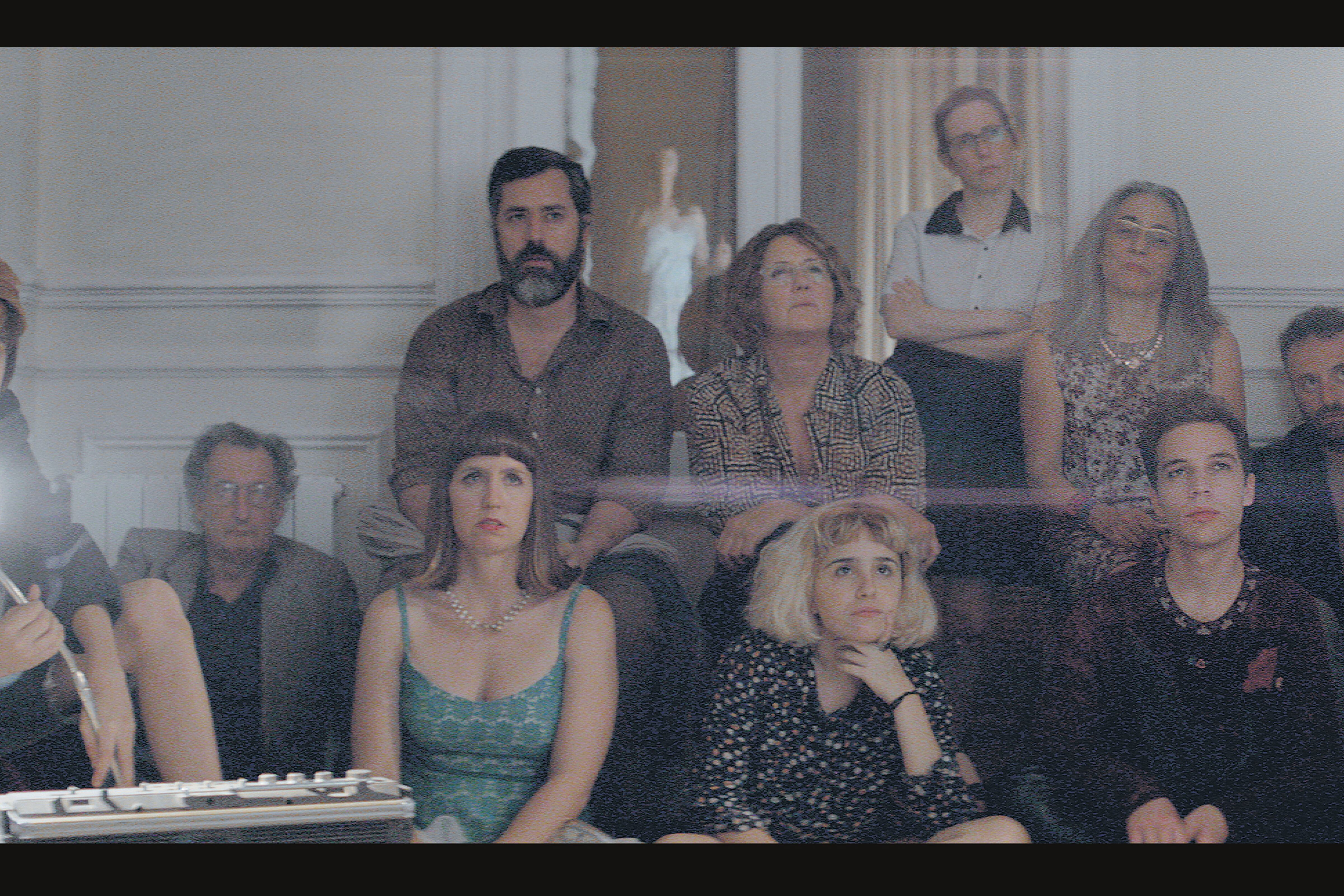 En Adiós entusiasmo no se sabe por qué la madre está encerrada y tampoco hay forma de presumirlo.