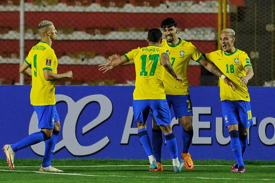 Lucas Paquetá celebra el primer tanto de Brasil en la altura de La Paz