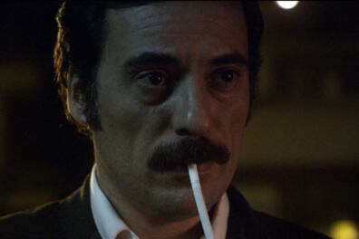 Francisco Sanctis está por explotar, pero no lo parece. Toda la película descansa sobre él.