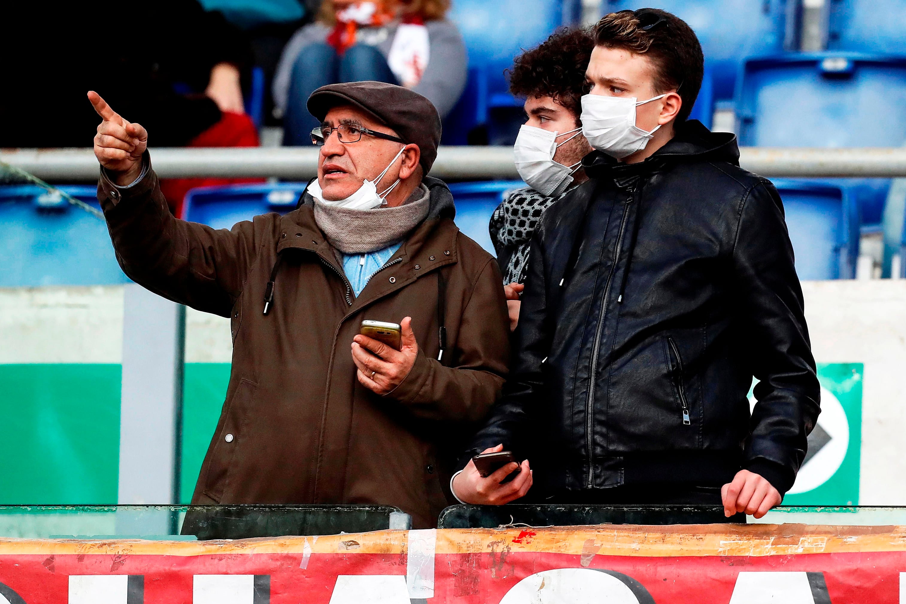 Hinchas con barbijos en la goleda de Roma ante Lecce.