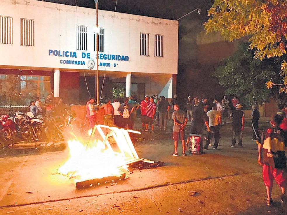 Los vecinos protestaron anteanoche frente a la comisaría 5 de Lanús y el martes marcharán a la Municipalidad.