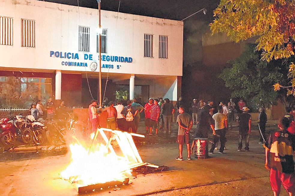 Los vecinos protestaron anteanoche frente a la comisaría 5 de Lanús y el martes marcharán a la Municipalidad.