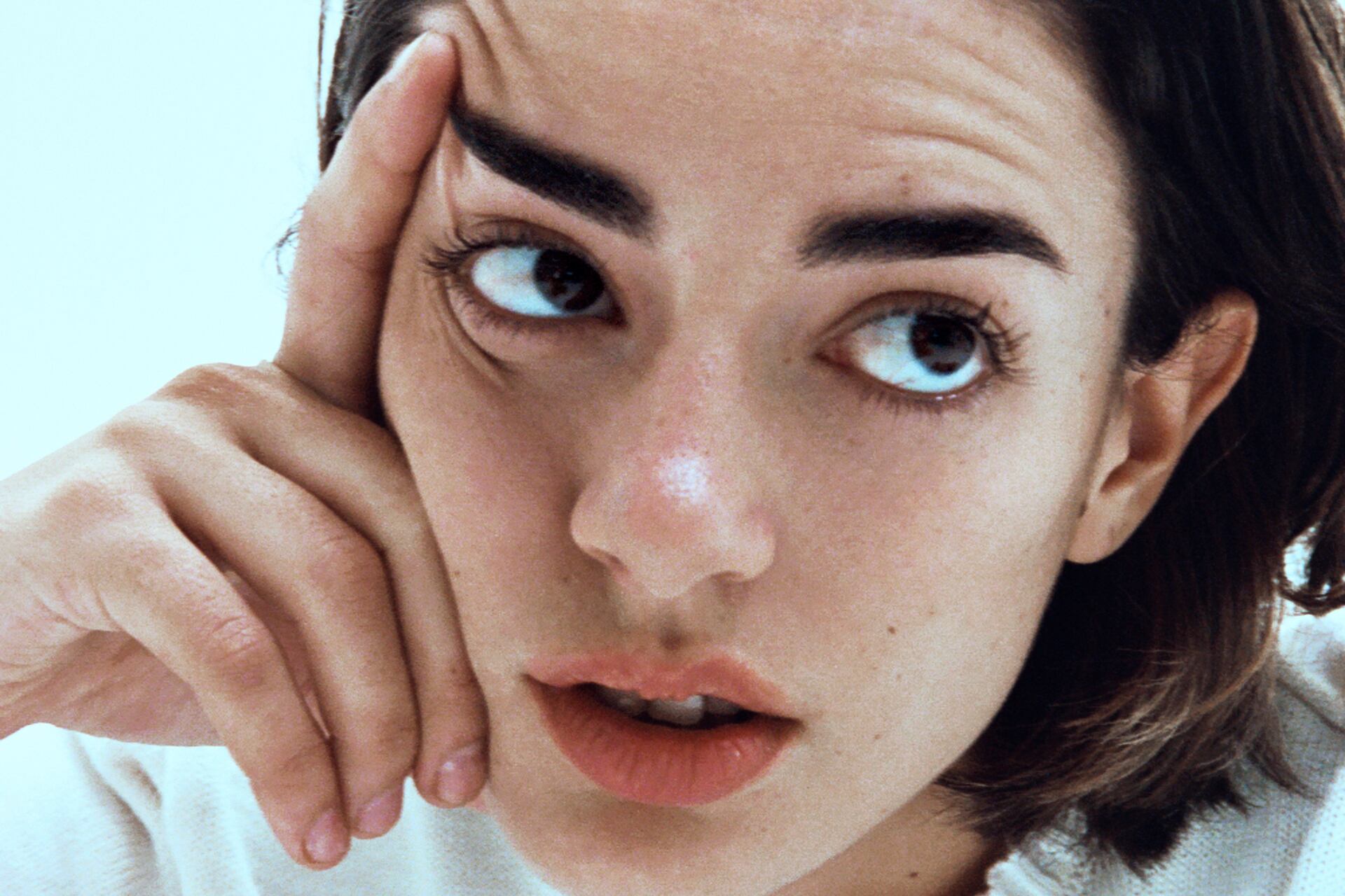 Zoe Gotusso sigue anticipando su primer disco solista con el bucólico video de Cuarto creciente, entre bosques y arroyos.