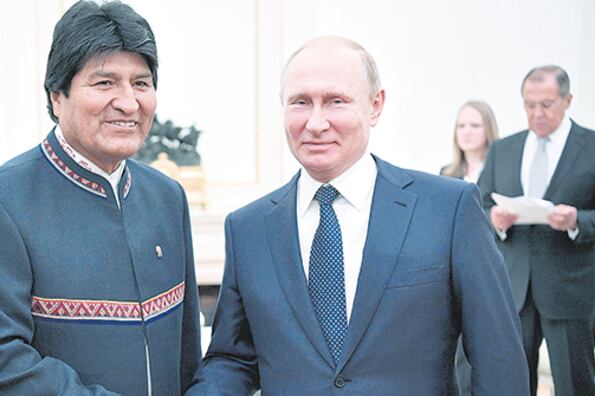 Putin recibió a Morales en el Kremlin; el mandatario de Bolivia estará hoy en la inauguración del Mundial.