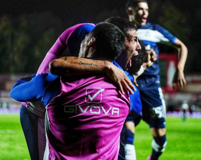 El Lobo platense sacó pecho en La Paternal y ganó 4-2