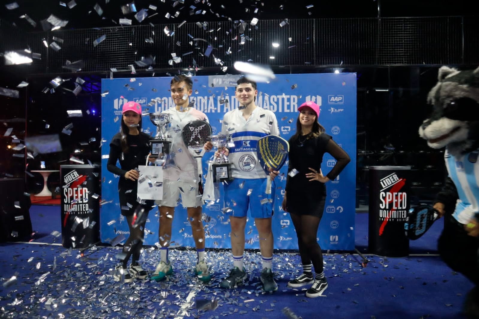 Los ganadores con sus trofeos en Concordia.