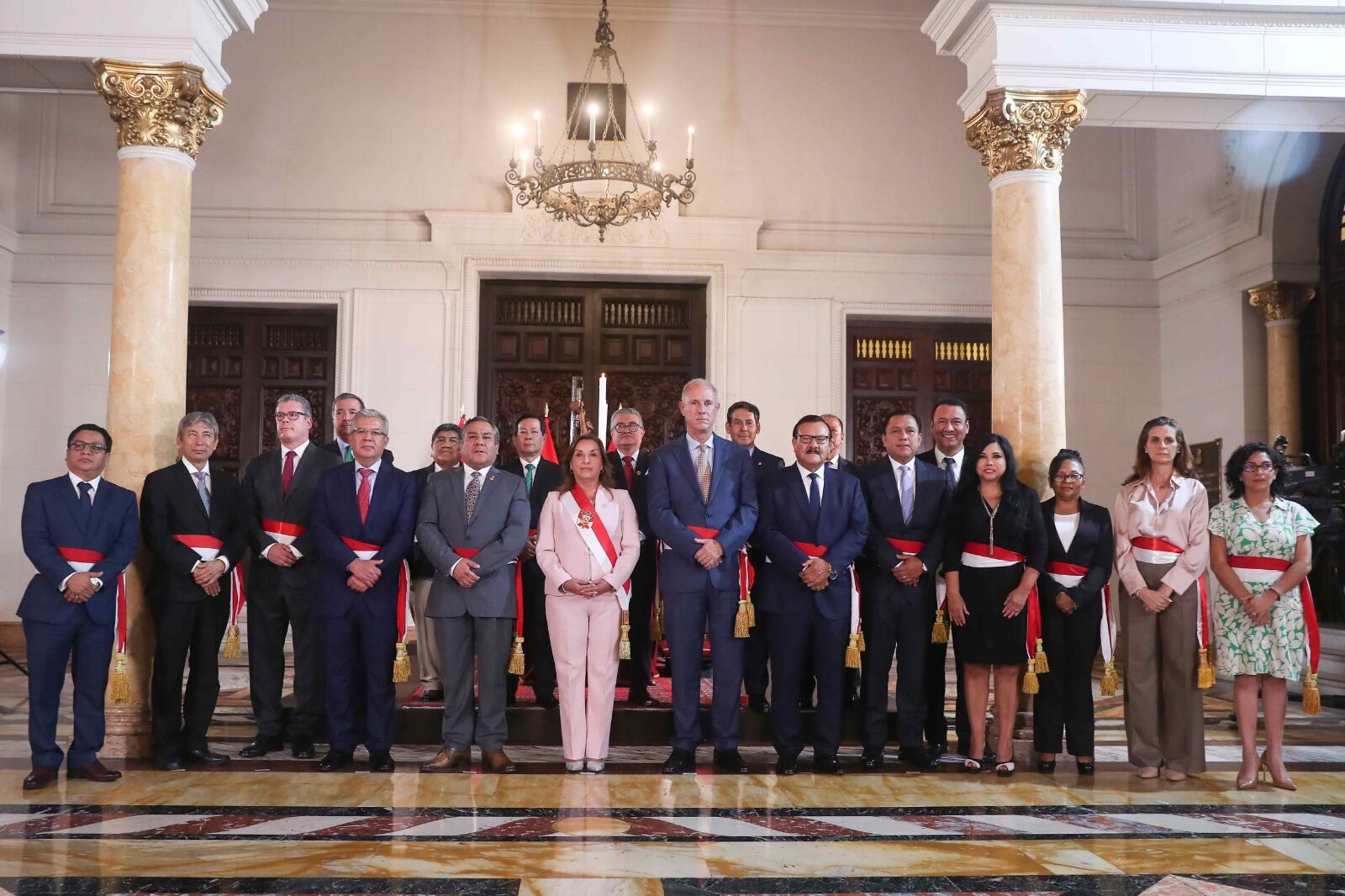 Boluarte, mientras posa junto a los nuevos integrantes de su gabinete en Lima.