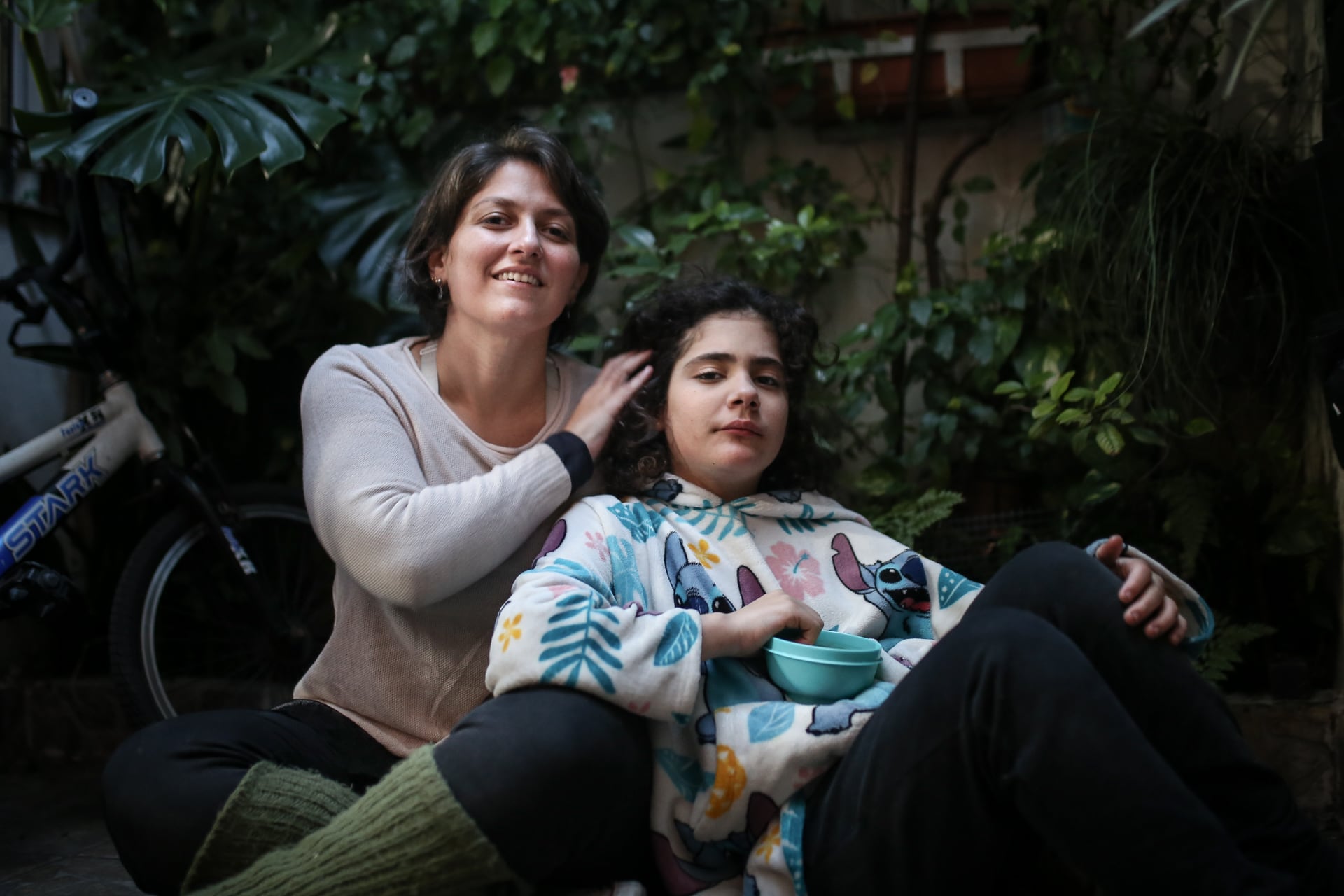 Verónica y Guada. En la pandemia, la niña empezó a desregularse por la imposibilidad de hacer sus terapias y el cannabis la ayudó a sentirse bien.