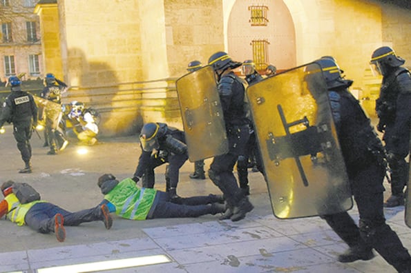 Policías antimotines detienen a manifestantes con chalecos amarillos en Bordeaux.