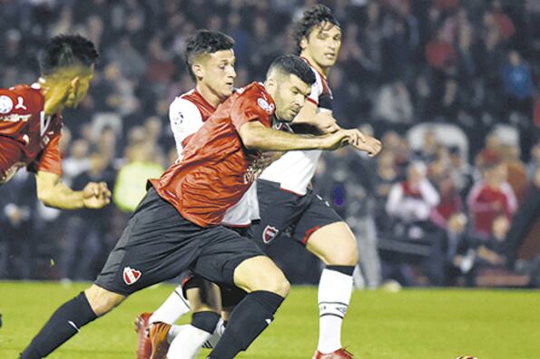 Gigliotti pelea por la pelota en la noche rosarina. El Puma marcó un doblete.