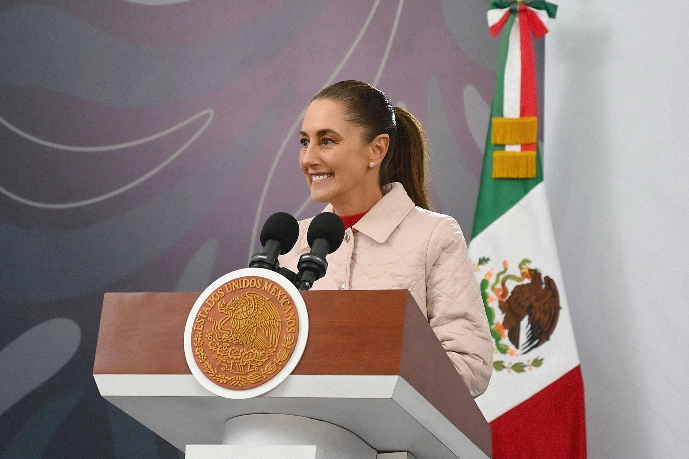 MEX3844. CIUDAD DE MÉXICO (MÉXICO), 06/02/2026.- Fotografía cedida por la Presidencia de México de su mandataria, Claudia Sheinbaum, hablando durante una rueda de prensa este viernes, en el Palacio Nacional de Ciudad de México (México). Sheinbaum afirmó que su Gobierno prevé enviar "ayuda humanitaria" a Cuba en los próximos días, principalmente alimentos e insumos solicitados por la isla, mientras mantiene gestiones diplomáticas para retomar los envíos de petróleo sin exponer al país a sanciones anunciadas por el presidente estadounidense, Donald Trump. EFE/Presidencia de México/SOLO USO EDITORIAL/NO VENTAS/SOLO USO EDITORIAL/SOLO DISPONIBLE PARA ILUSTRAR LA NOTICIA QUE ACOMPAÑA(CRÉDITO OBLIGATORIO)