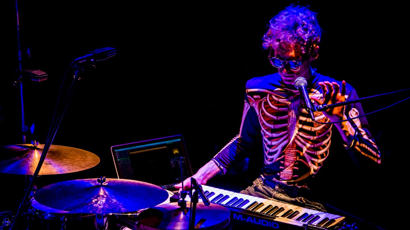 Para Louis Cole el vestuario, los filtros de imagen, la síncope y la frikiada son esenciales en su propuesta.