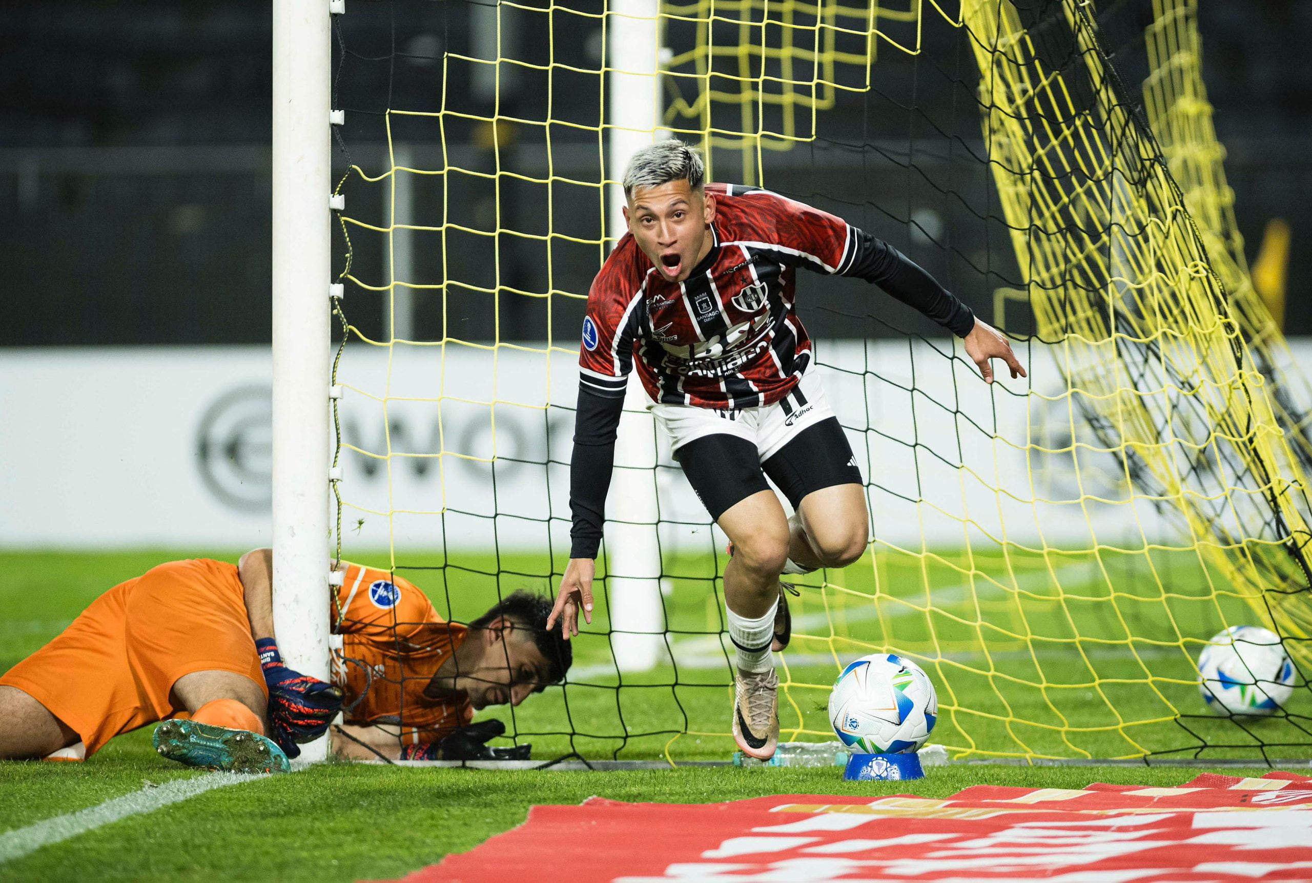 Perelló festeja su gol en el primer tiempo