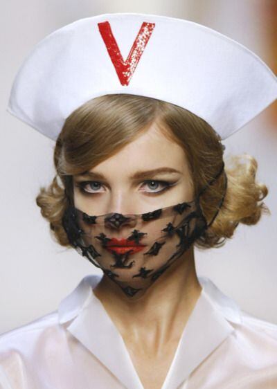 Desfile de Louis Vuitton en 2008. La inspiración sanitaria es un clásico de la moda.