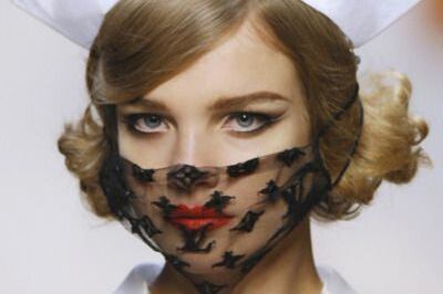 Desfile de Louis Vuitton en 2008. La inspiración sanitaria es un clásico de la moda.