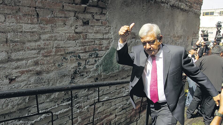 “Yo decido ganar menos de la mitad, cumpliendo con mi compromiso” dijo López Obrador.