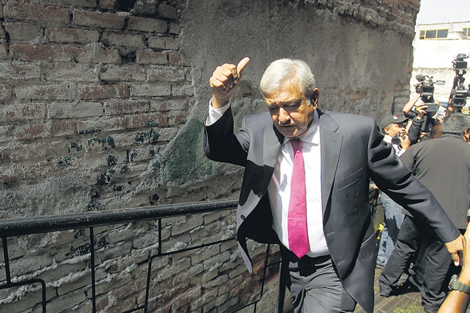 “Yo decido ganar menos de la mitad, cumpliendo con mi compromiso” dijo López Obrador.