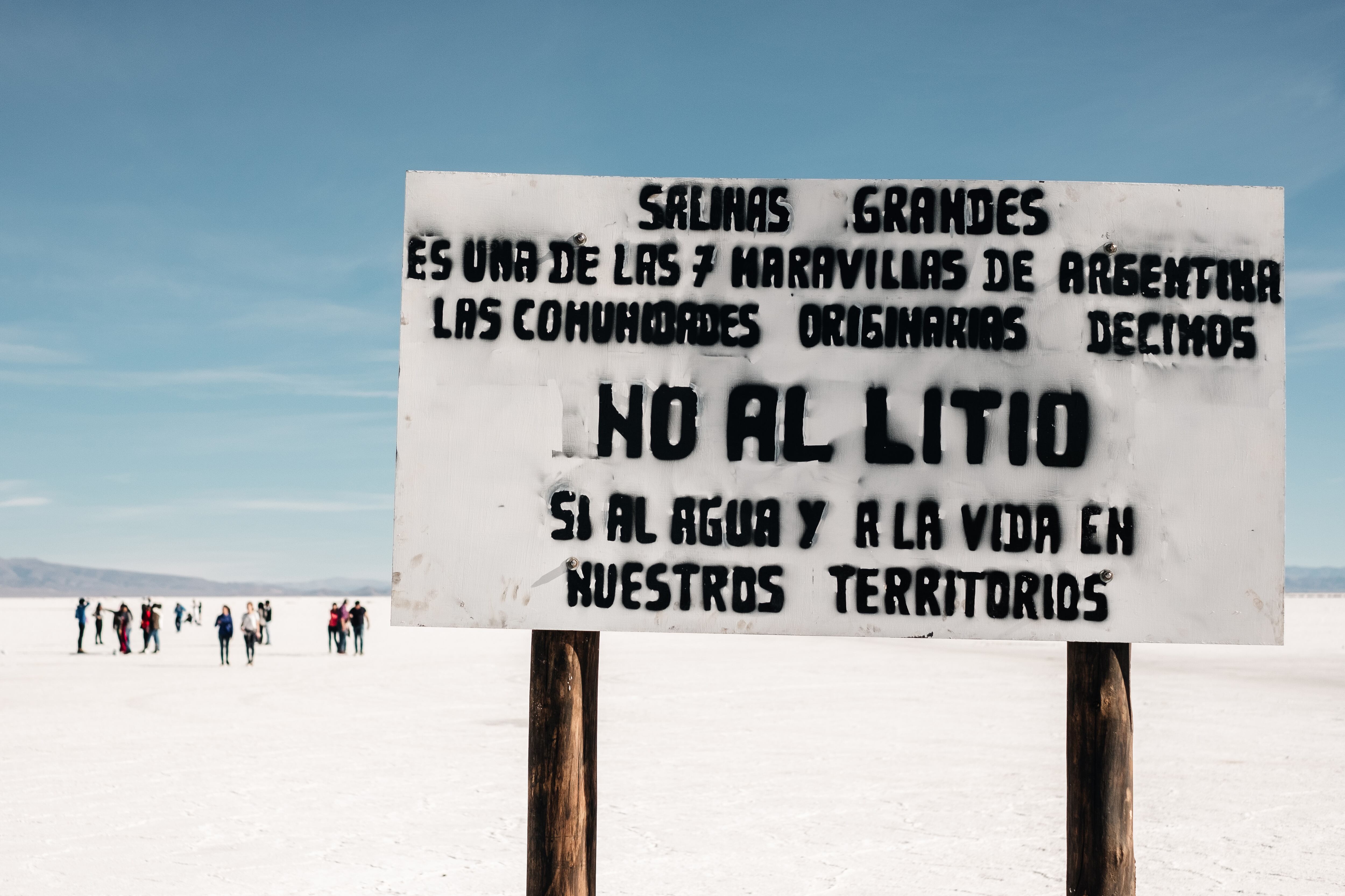 El film aborda en profundidad los casos de Salinas Grandes y Susques