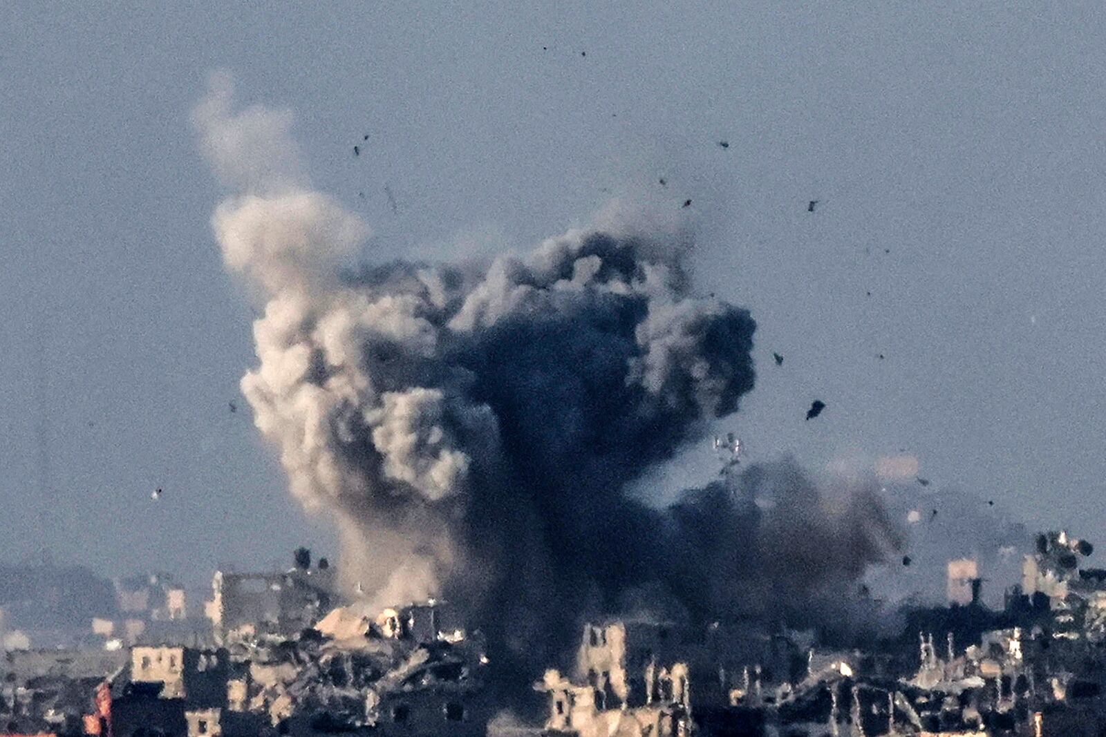 Segundodía de bombardeo a la Franaja de Gaza después del alto el fuego.