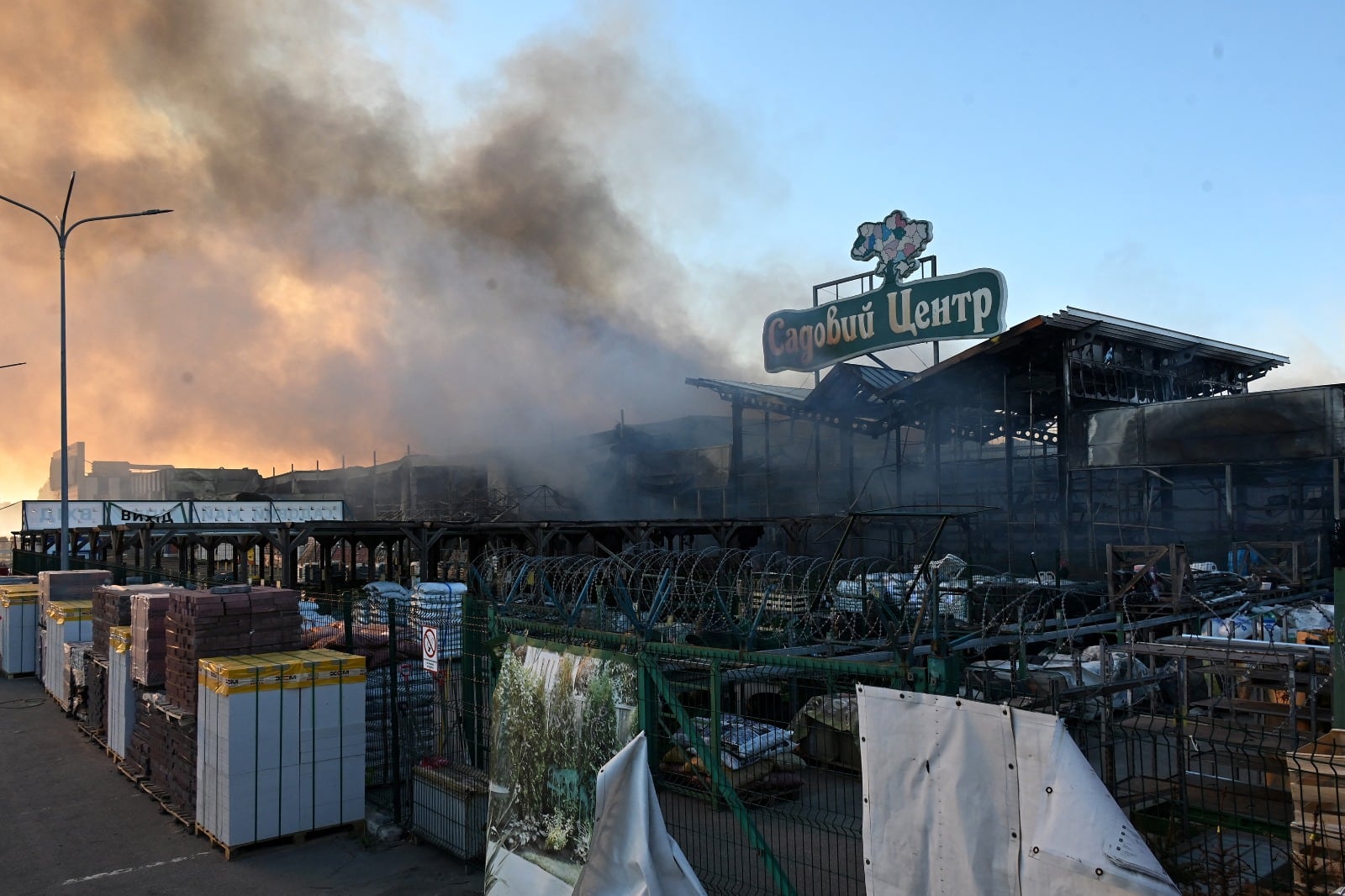 El hipermercado de Jarkov bombardeado por Rusia.