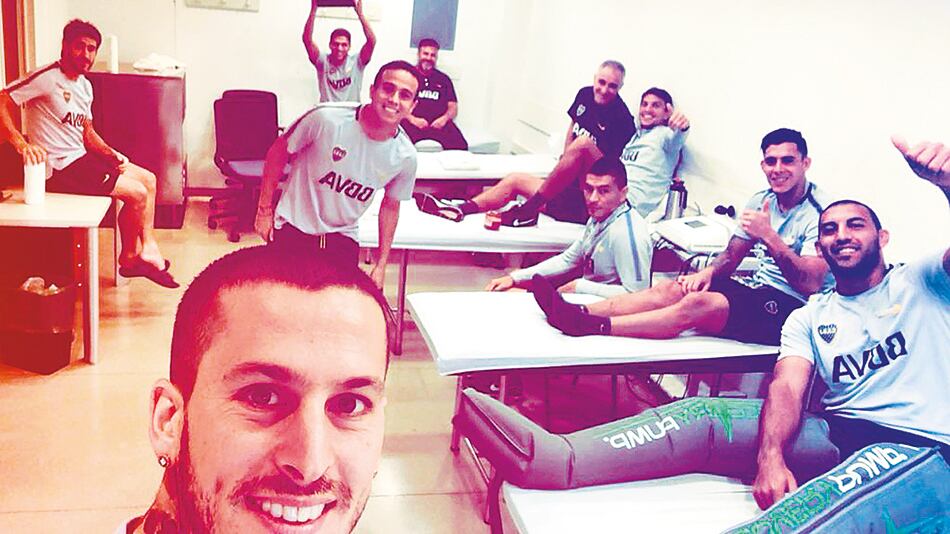 El lesionado Darío Benedetto aprovechó la jornada lluviosa para sacar una foto en el vestuario.