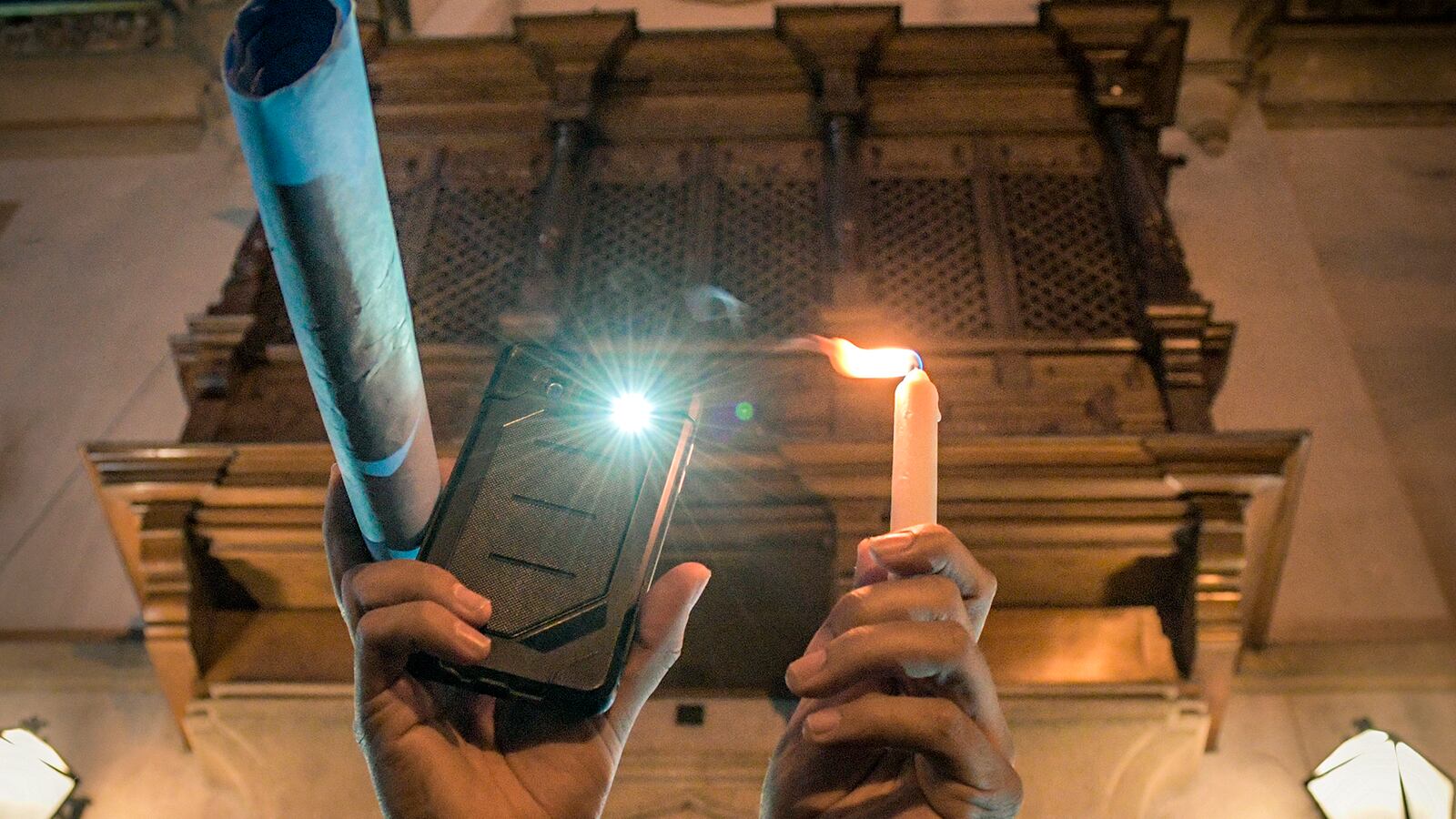 En las puertas de la Curia 