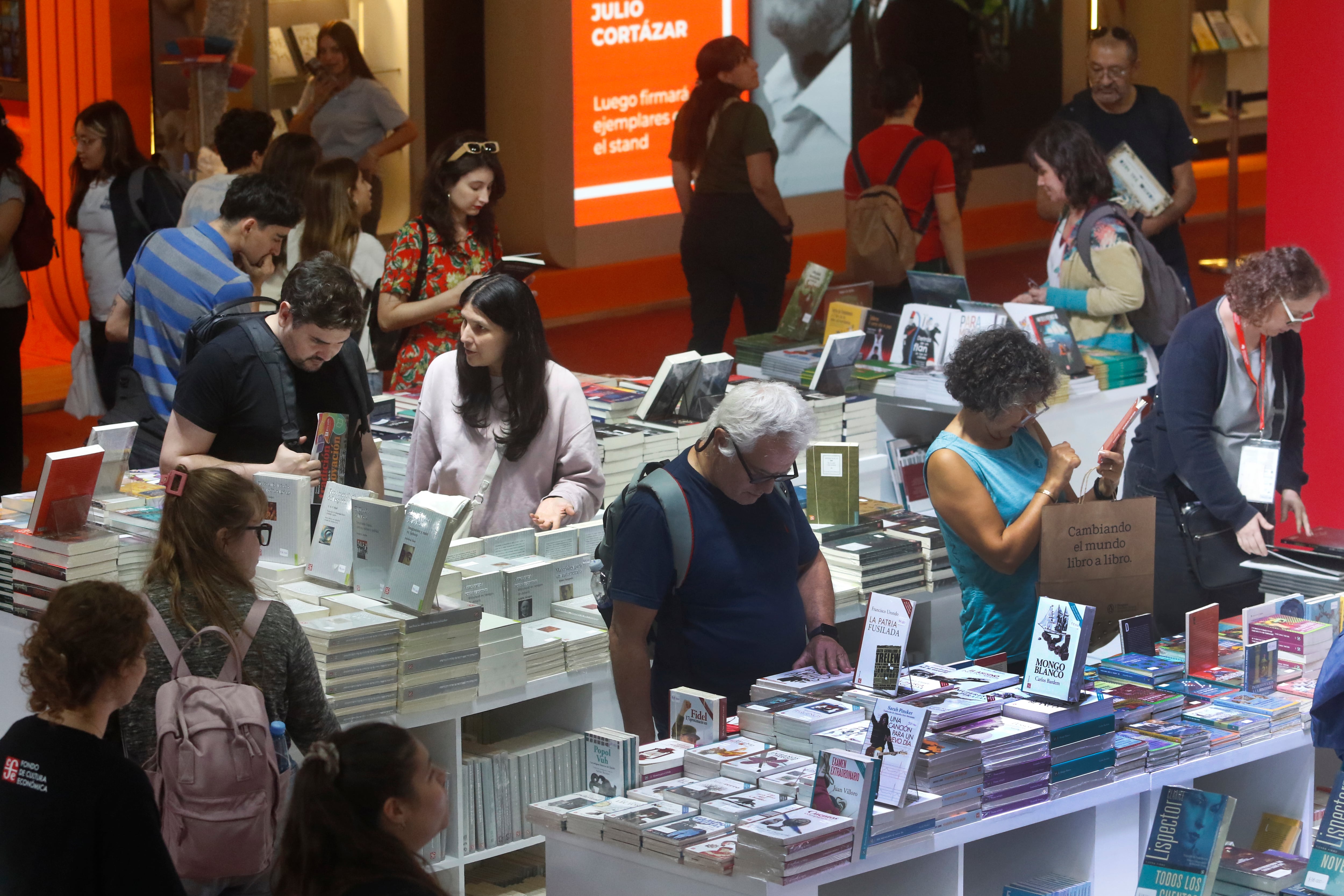 La Feria comenzó con un fuerte repudio a Leonardo Cifelli y la reivindicación de Osvaldo Bayer
