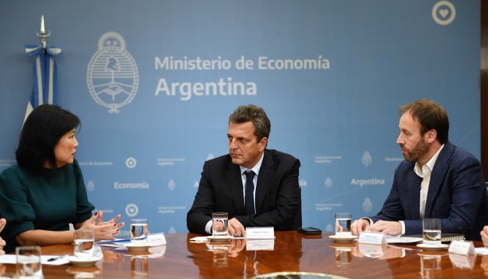 Sergio Massa y Pablo López junto a la jefa de Operaciones del BID en el país, Denise Obara.