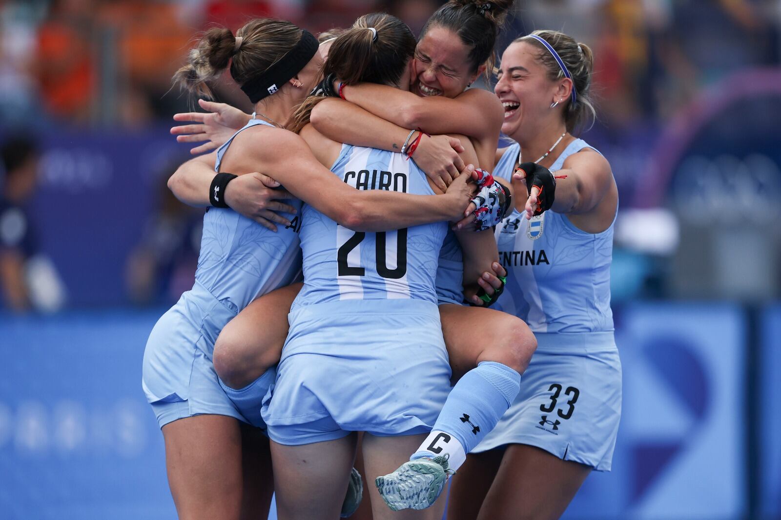 Las Leonas festejan el bronce luego de las serie de penales australianos.
