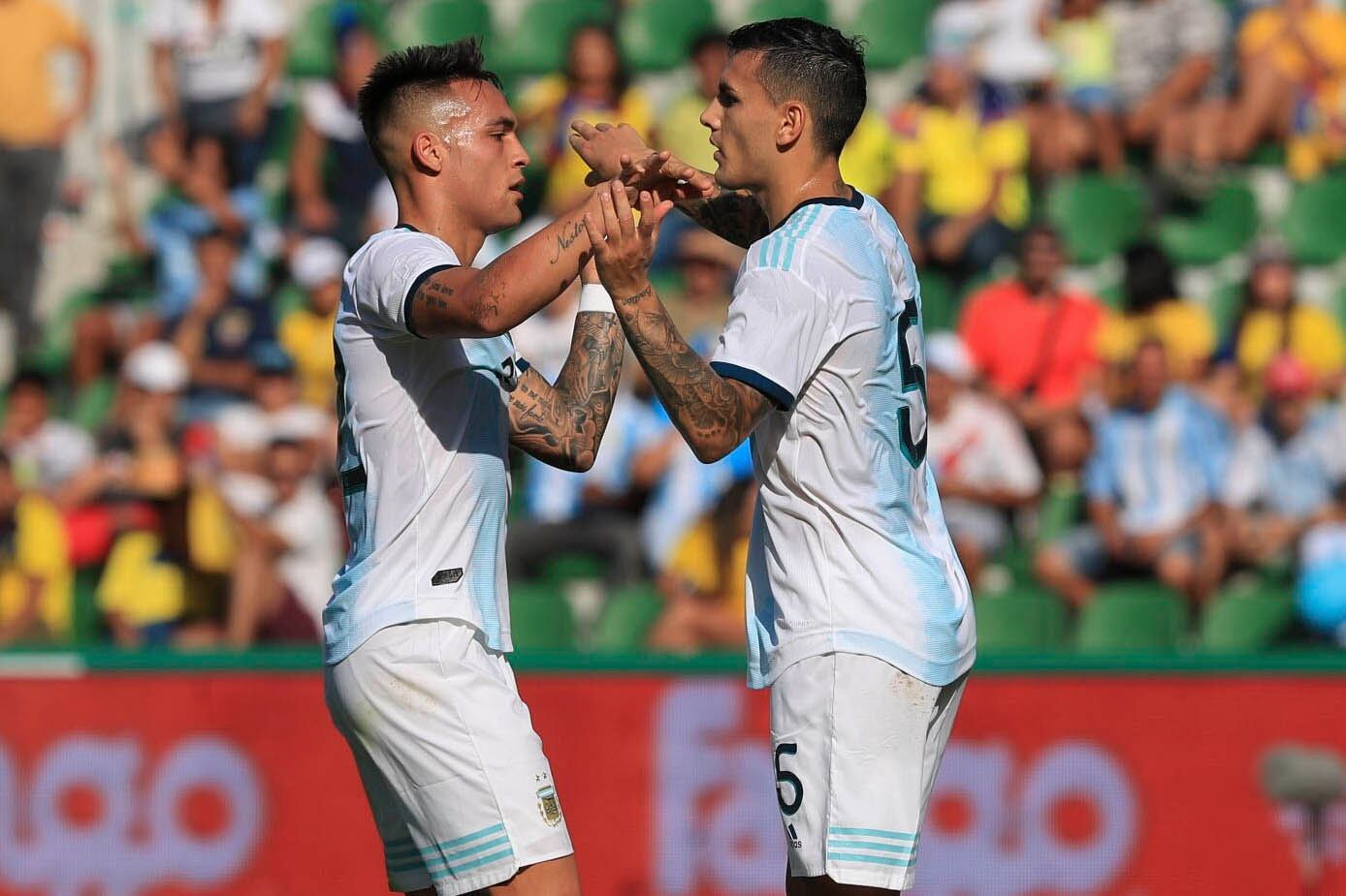 Martínez corre a abrazar a Paredes tras el gol de penal del volante.