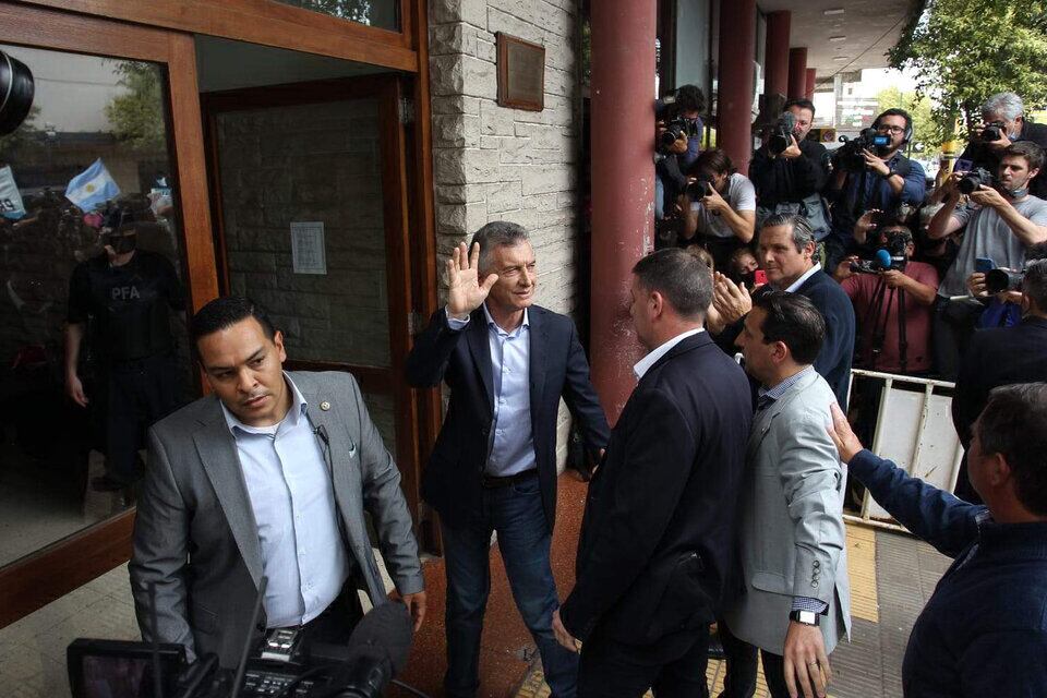 El expresidente Mauricio Macri a la salida del juzgado federal de Dolores.