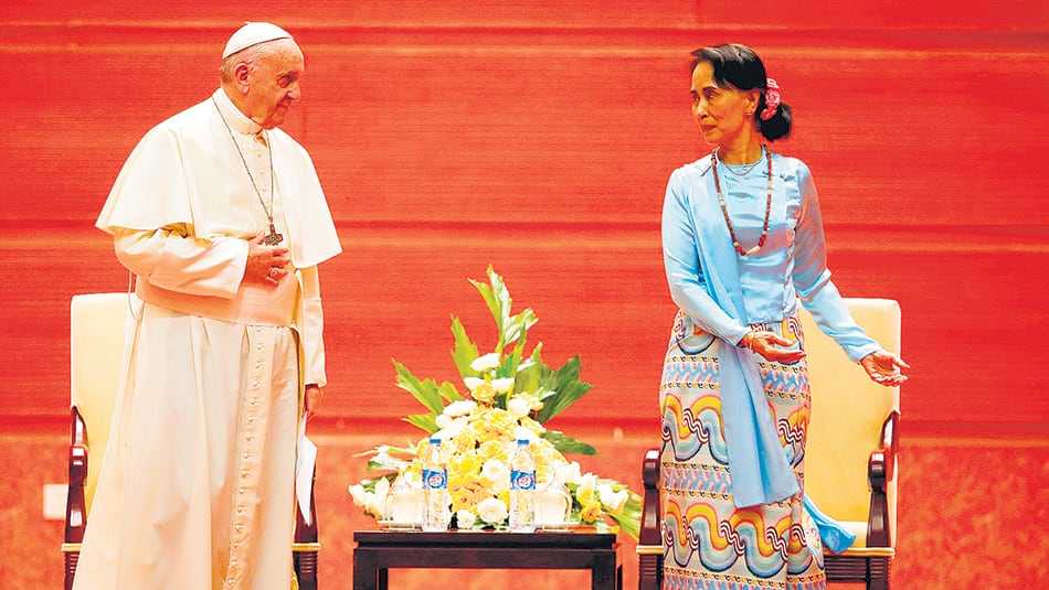 El Papa con Aung San Suu Kyi antes de empezar su discurso en Naipyidó, capital de Myanmar.