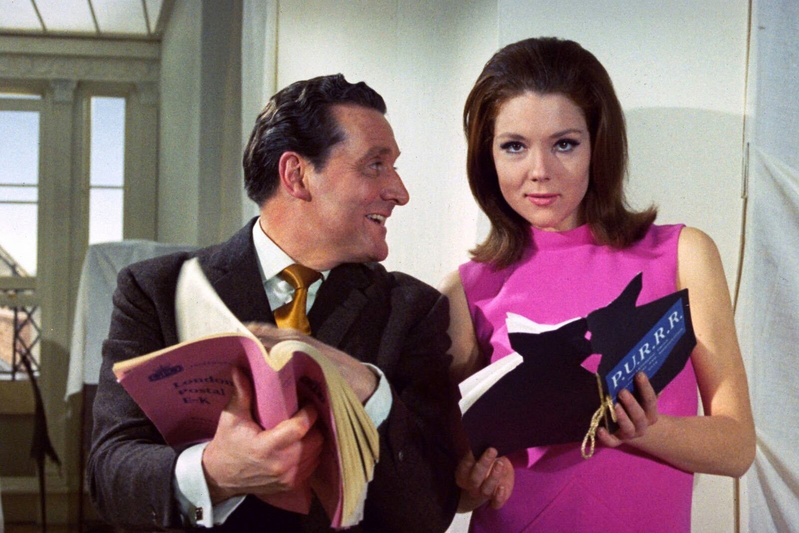 Patrick Macnee y Diana Rigg como John Steed y Emma Peel, el dúo más célebre de la serie.