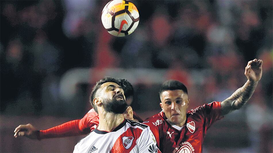 Pratto disputa la pelota con Bustos. Independiente y River igualaron sin tantos en Avellaneda.
