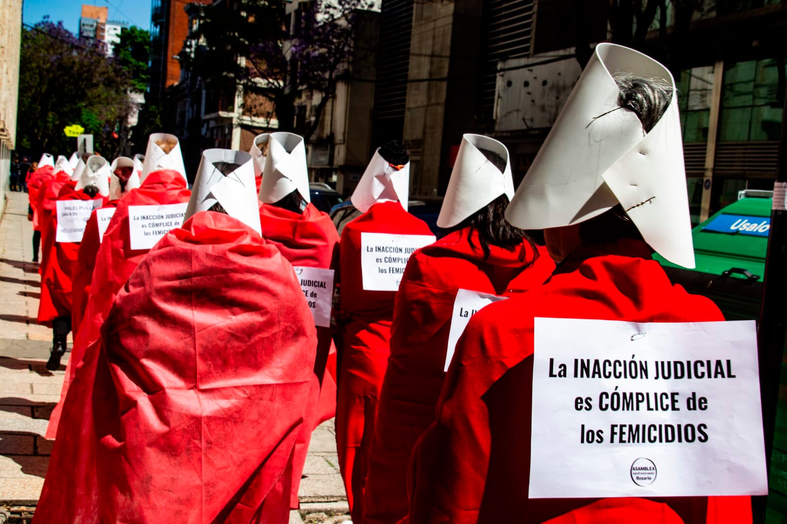 Túnicas rojas y cofias blancas en Tribunales.
