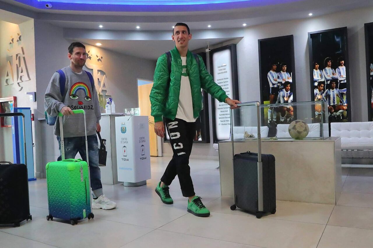 Lionel Messi y Ángel Di María, valijas en mano en el predio de la AFA
