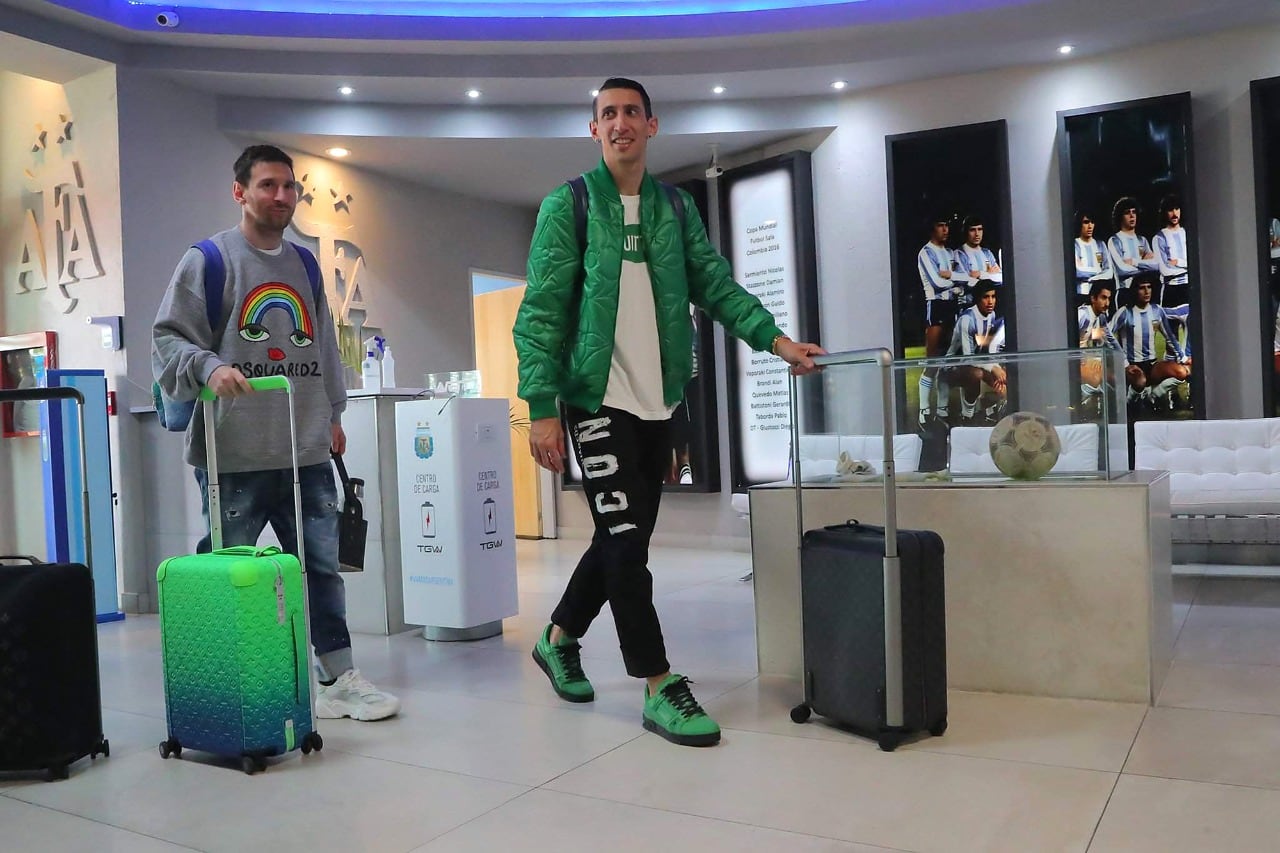 Lionel Messi y Ángel Di María, valijas en mano en el predio de la AFA