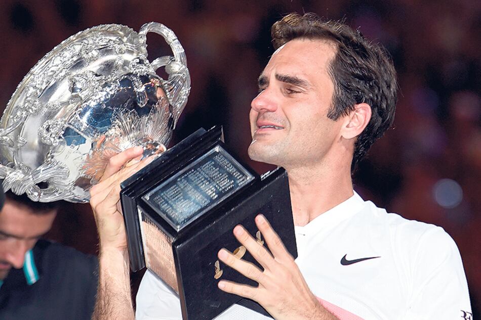 Roger Federer, con lágrimas en los ojos, y su sexto título de Australia, segundo consecutivo.