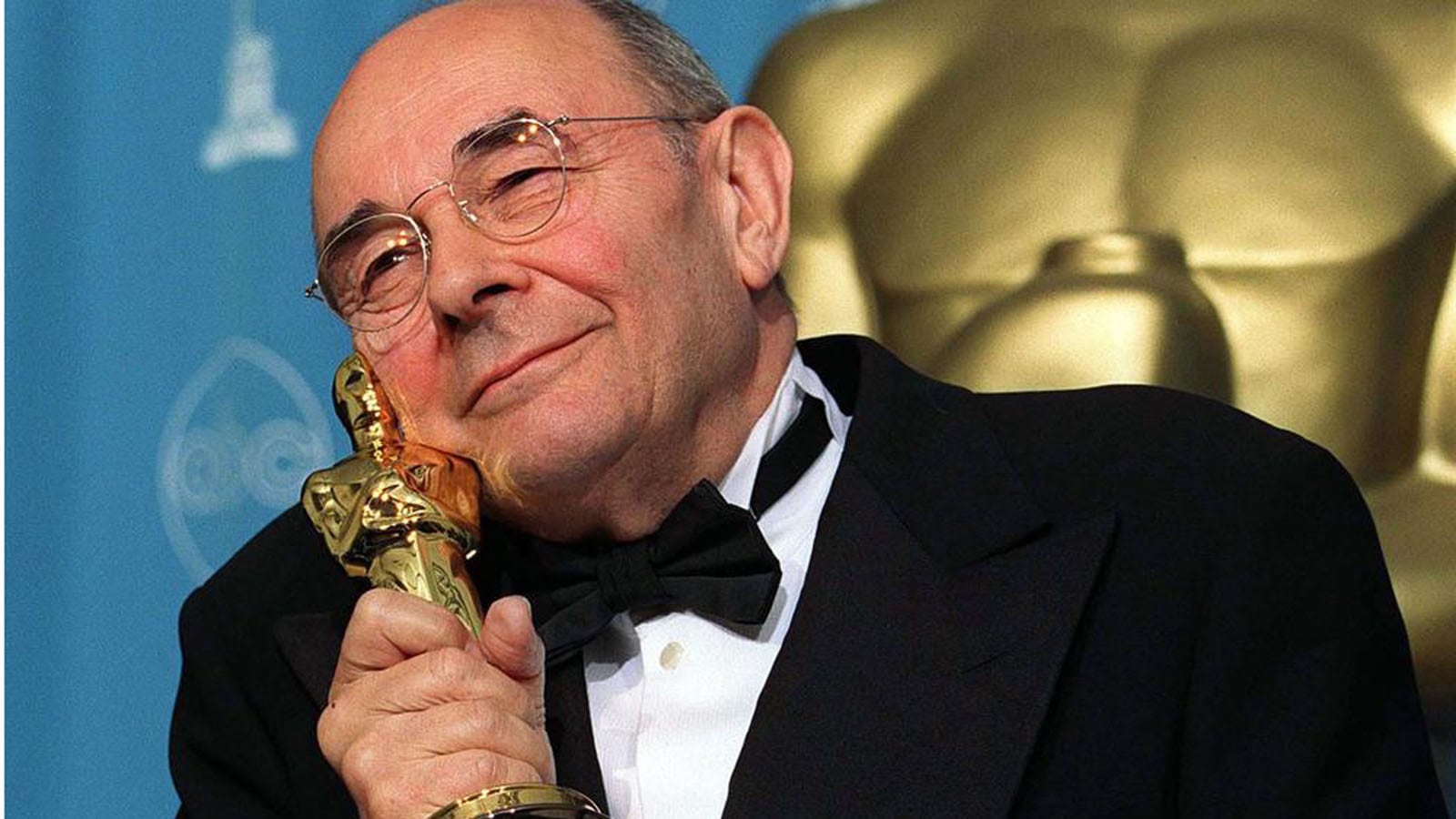 Stanley Donen en 1997 cantando y bailando “Cheek to Cheek” con su estatuilla honorífica.