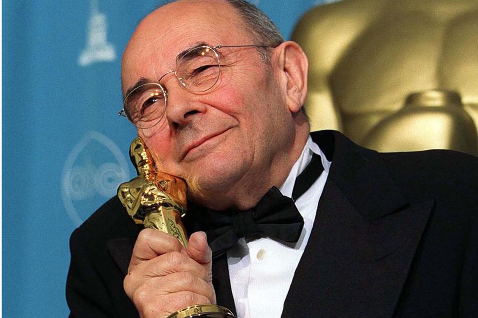 Stanley Donen en 1997 cantando y bailando “Cheek to Cheek” con su estatuilla honorífica.