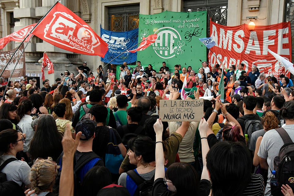 La asamblea interfacultades marchó a plaza San Martín en apoyo a los detenidos.
