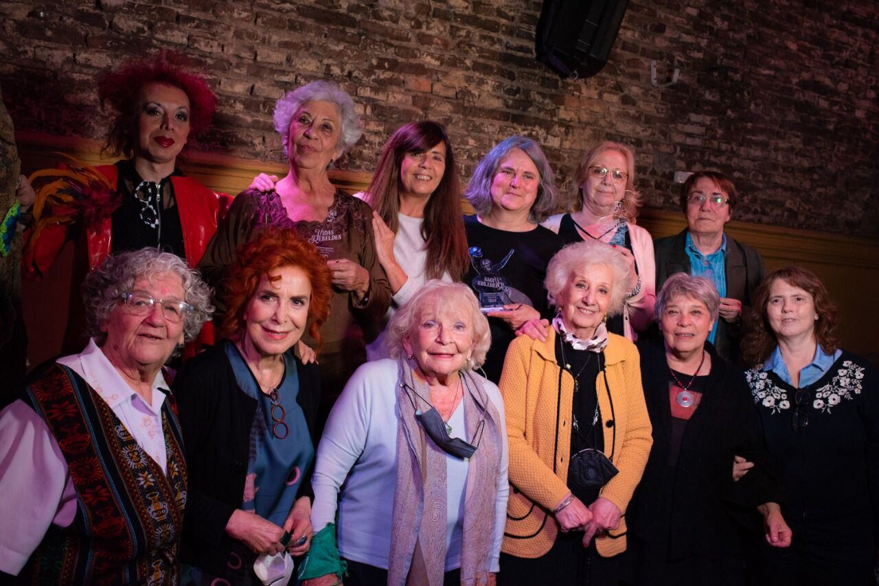 PAMI y la organización La Revolución de las Viejas distinguieron a nueve mujeres, entre ellas Estela de Carlotto, con el premio Vidas Rebeldes.