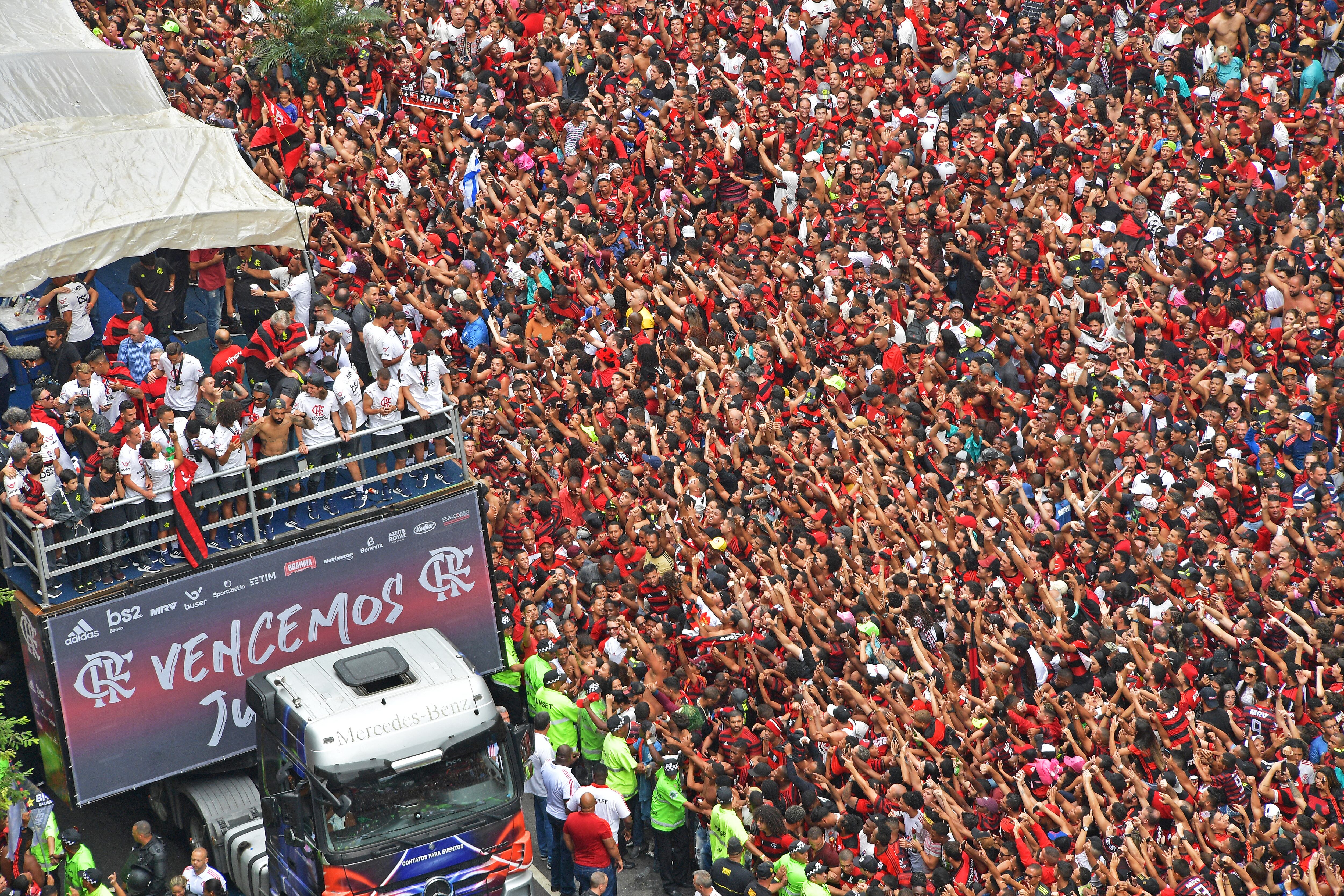Decenas de miles de "torcedores" celebraron con los jugadores de Flamengo.